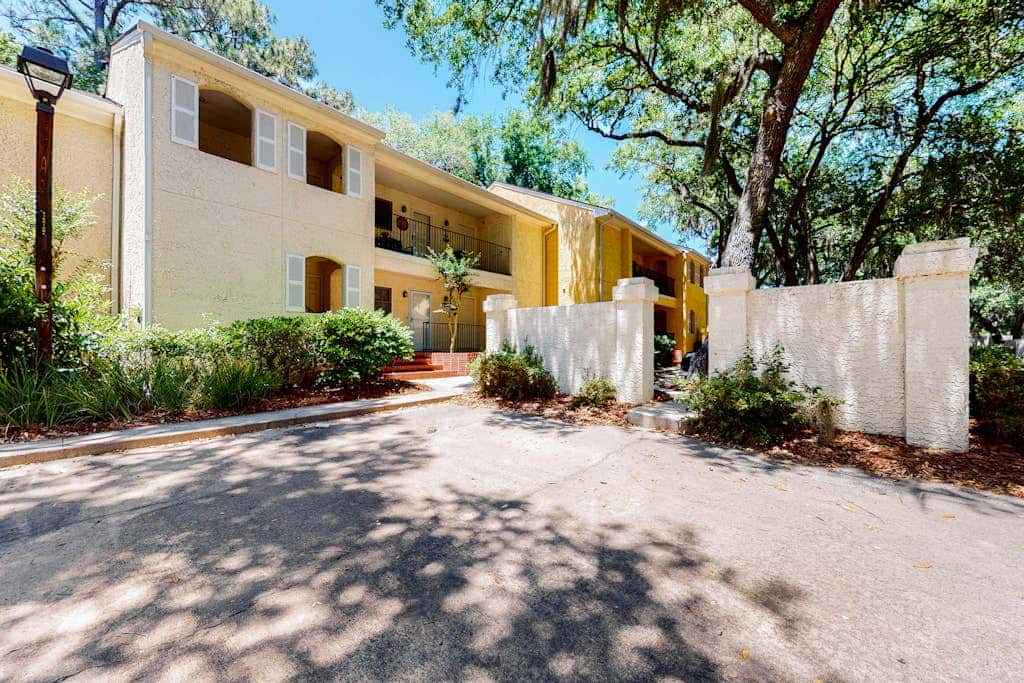 Perfectly Located Family Condo with Shared Pool, Central AC, Private Washer and dryer, Free WiFi