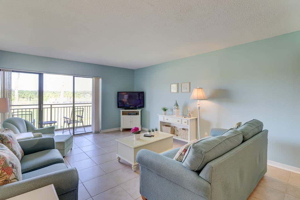 Sea Pines condo with amazing golf course view, pool, & balcony  - walk to beach