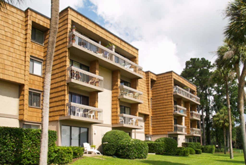 Sea Pines condo with amazing golf course view, pool, & balcony  - walk to beach
