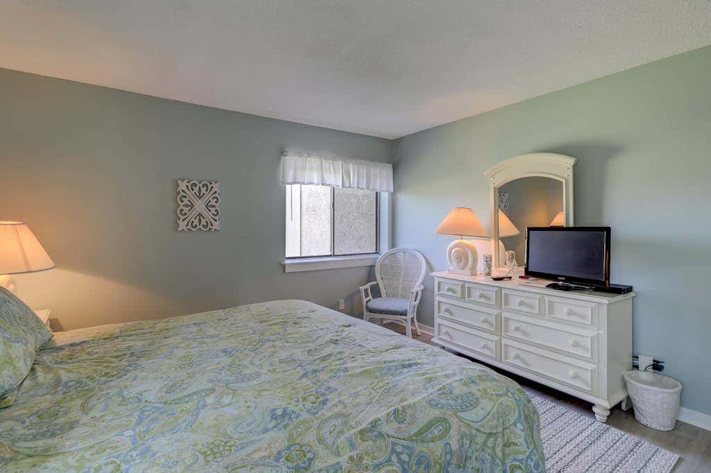 Sea Pines condo with amazing golf course view, pool, & balcony  - walk to beach