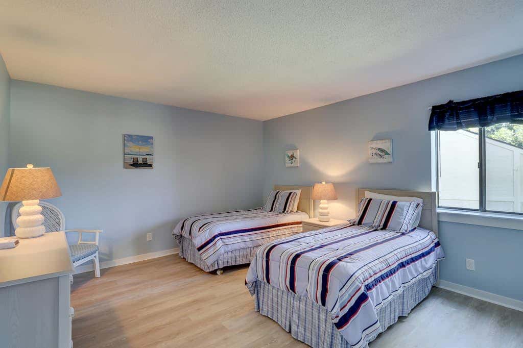 Sea Pines condo with amazing golf course view, pool, & balcony  - walk to beach