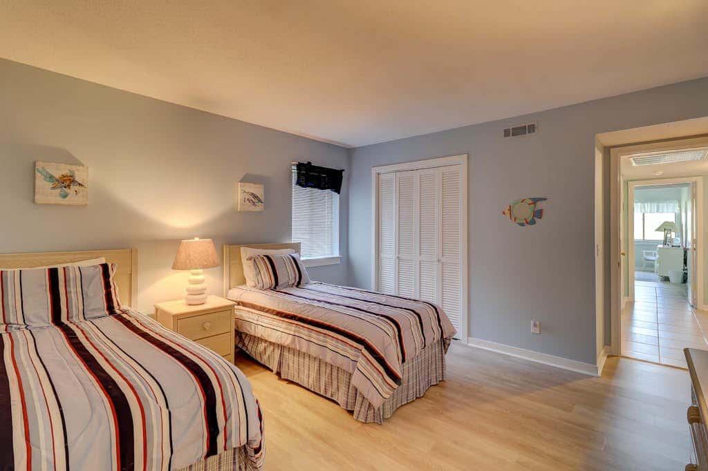Sea Pines condo with amazing golf course view, pool, & balcony  - walk to beach