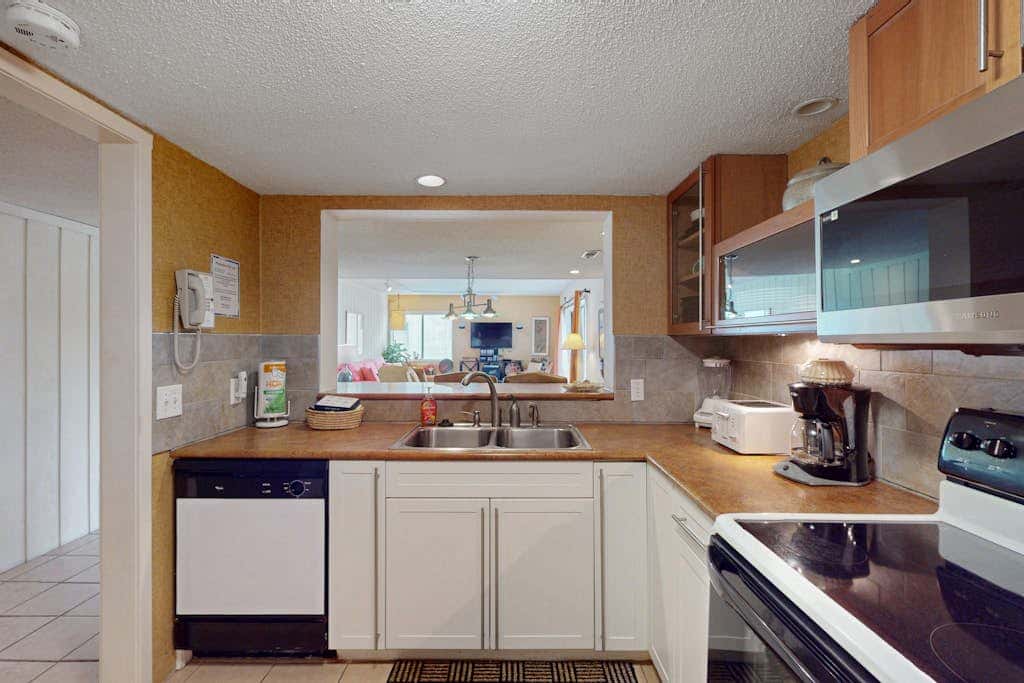 Second-Floor Condo with WiFi, Pool, Golf Course Views - Near the Beach