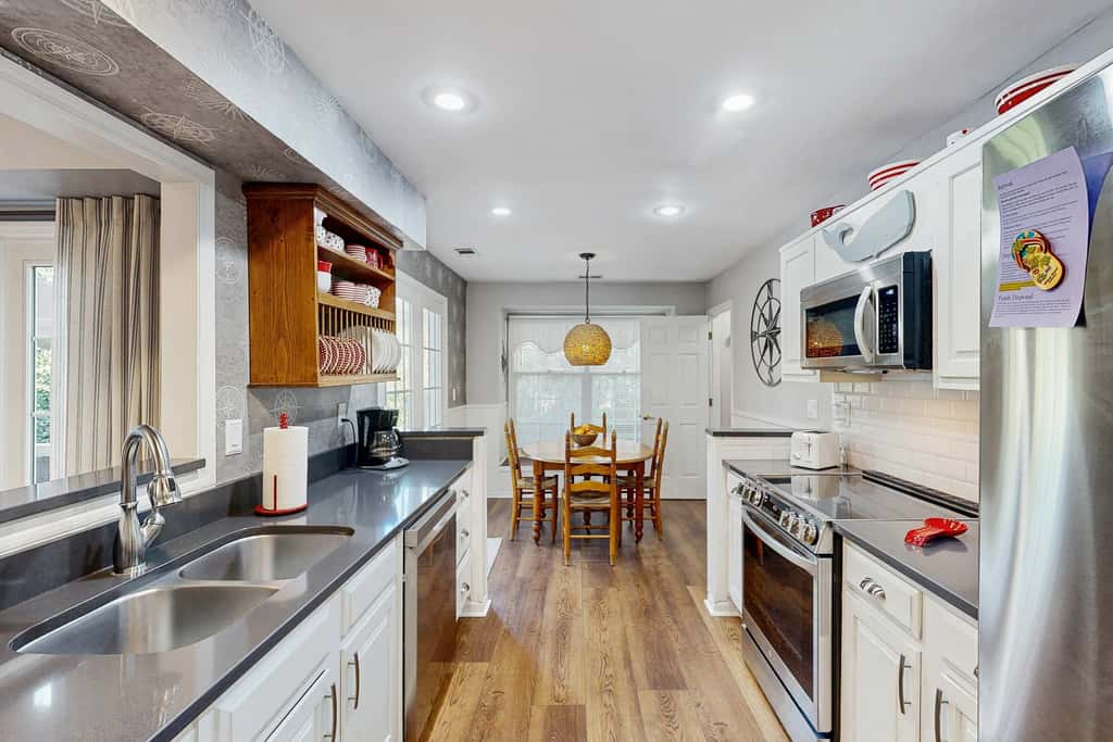Renovated Dog Friendly Villa with Patio & Pool  Near Golf & Beach