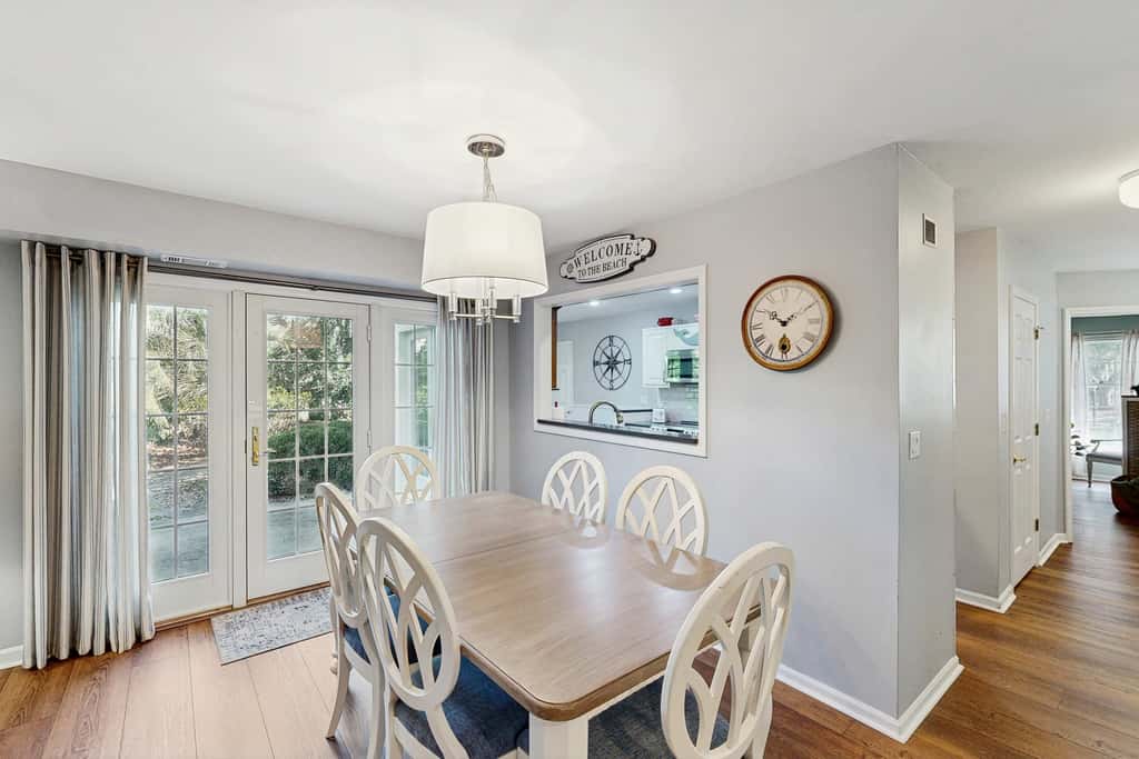 Renovated Dog Friendly Villa with Patio & Pool  Near Golf & Beach