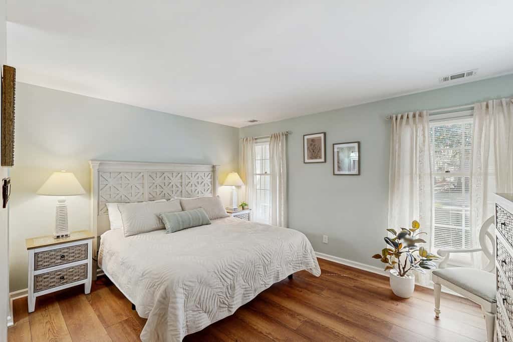 Renovated Dog Friendly Villa with Patio & Pool  Near Golf & Beach