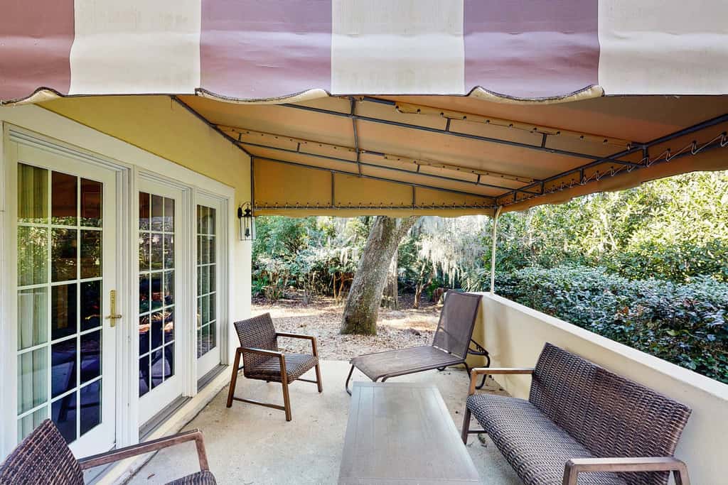 Renovated Dog Friendly Villa with Patio & Pool  Near Golf & Beach