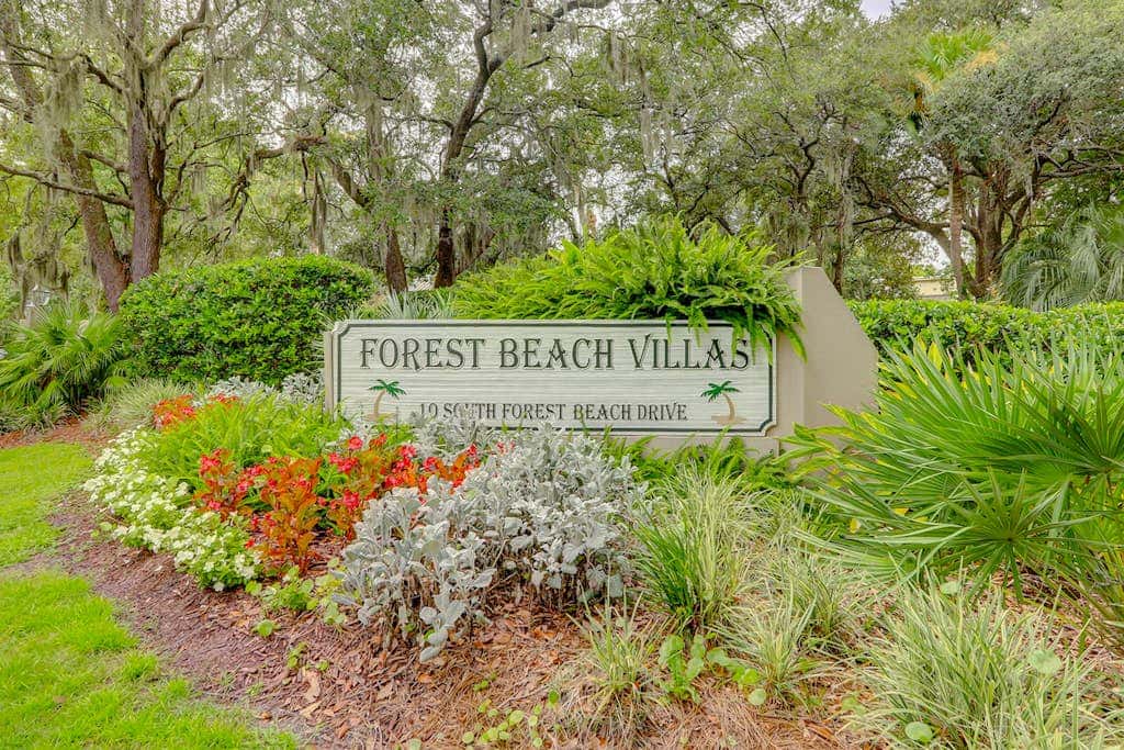Inviting villa with pool, tennis, & balcony - close beach access