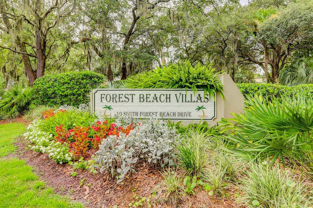 Inviting villa with pool, tennis, & balcony - close beach access