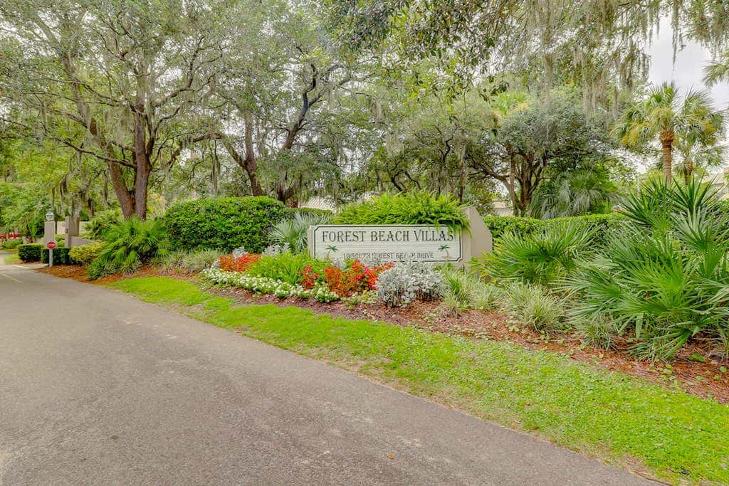 Inviting villa with pool, tennis, & balcony - close beach access