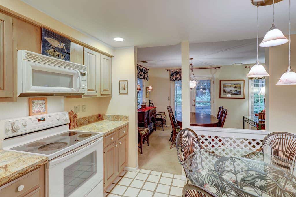 Dog-Friendly Villa with Pool, Tennis, Patio, Full Kitchen & Beach Nearby