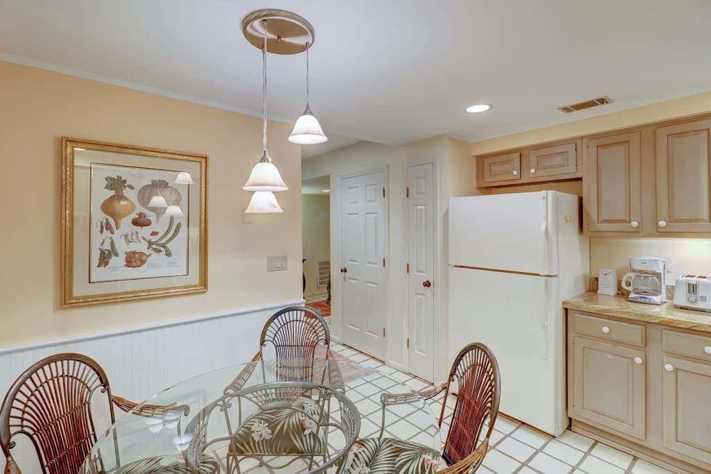 Dog-Friendly Villa with Pool, Tennis, Patio, Full Kitchen & Beach Nearby