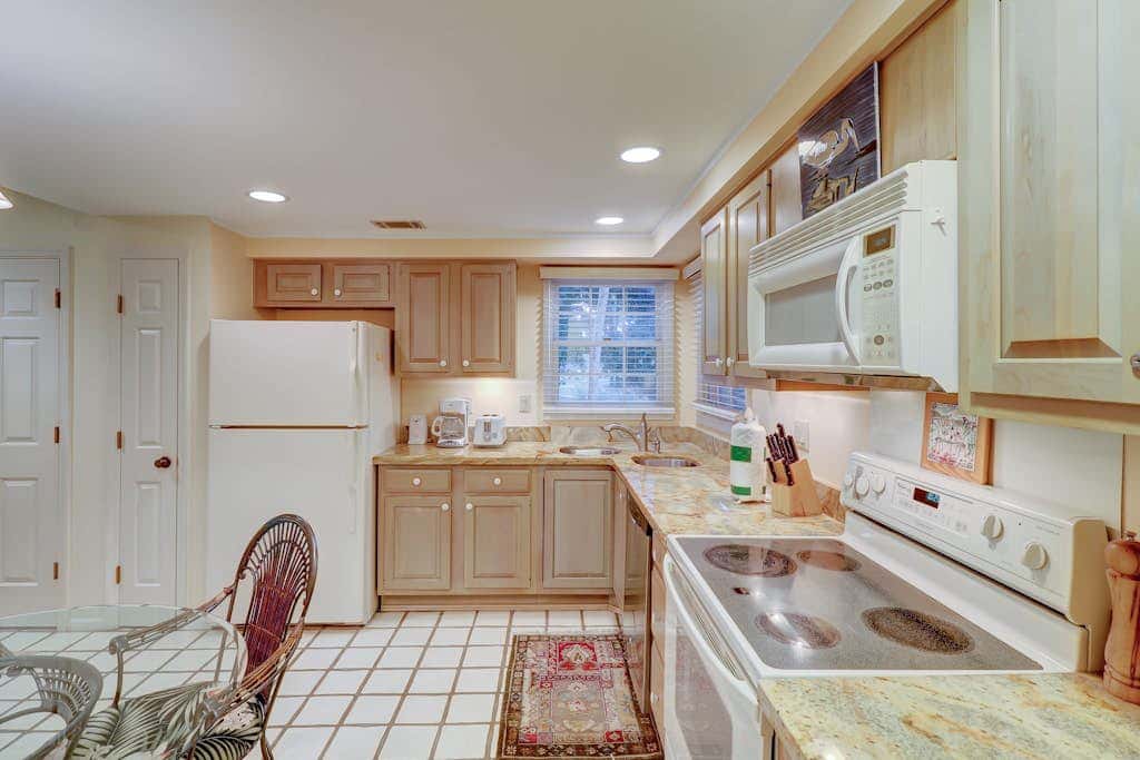 Dog-Friendly Villa with Pool, Tennis, Patio, Full Kitchen & Beach Nearby
