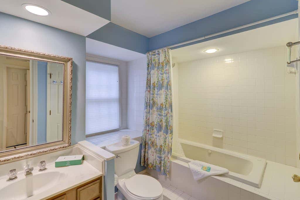 Dog-Friendly Villa with Pool, Tennis, Patio, Full Kitchen & Beach Nearby