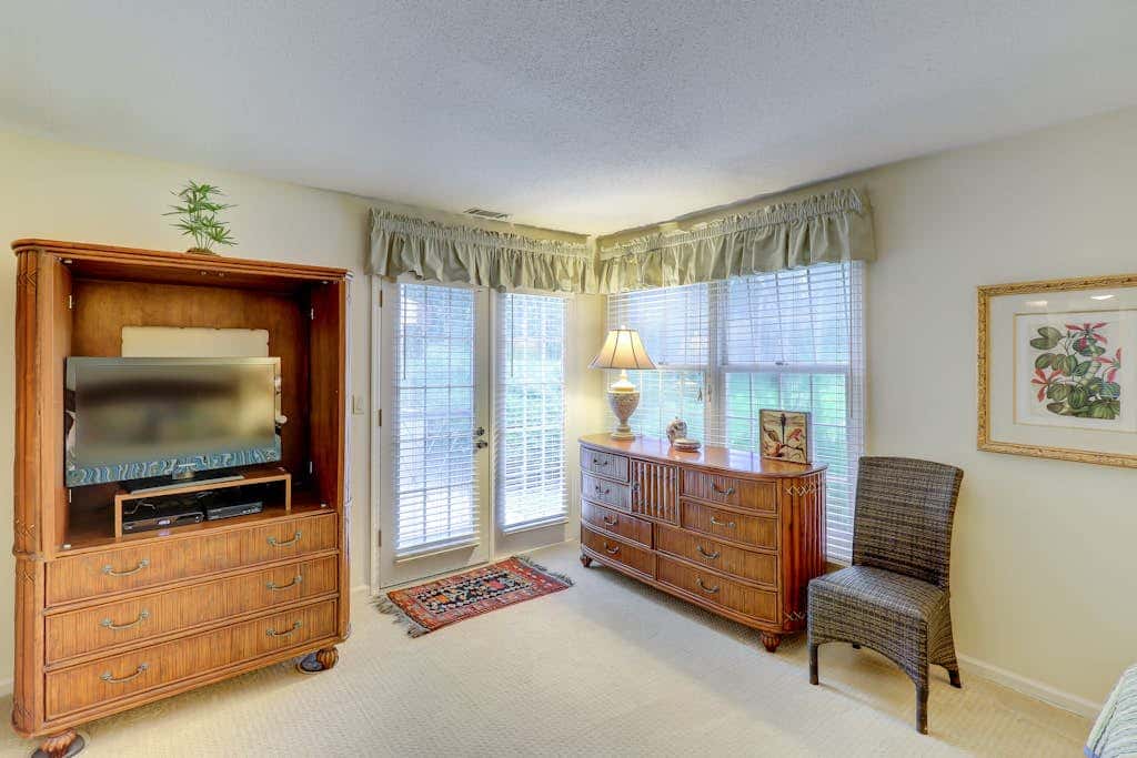 Dog-Friendly Villa with Pool, Tennis, Patio, Full Kitchen & Beach Nearby