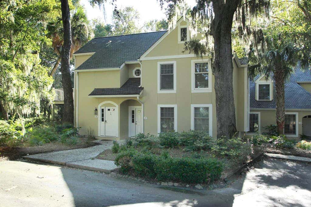 Dog-Friendly Villa with Pool, Tennis, Patio, Full Kitchen & Beach Nearby