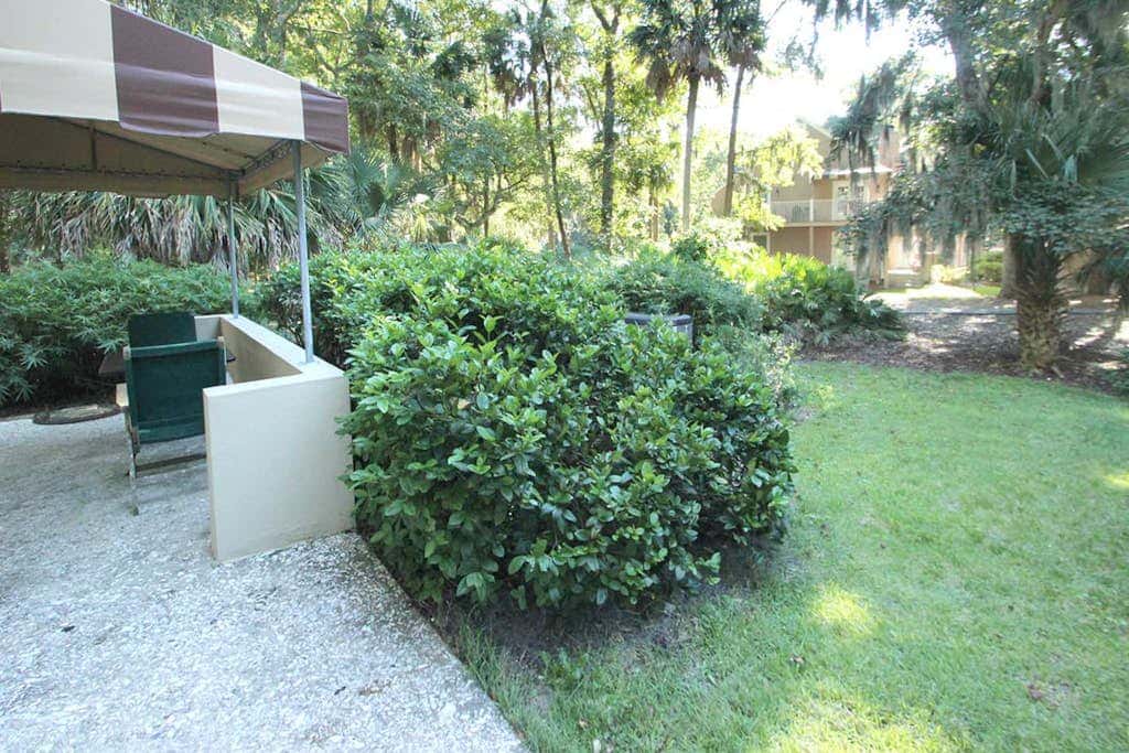 Dog-Friendly Villa with Pool, Tennis, Patio, Full Kitchen & Beach Nearby