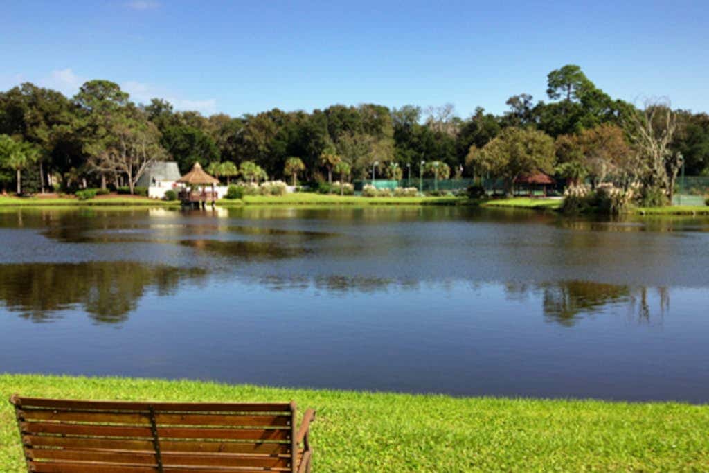 Dog-friendly ,golf course views, pool,beach nearby