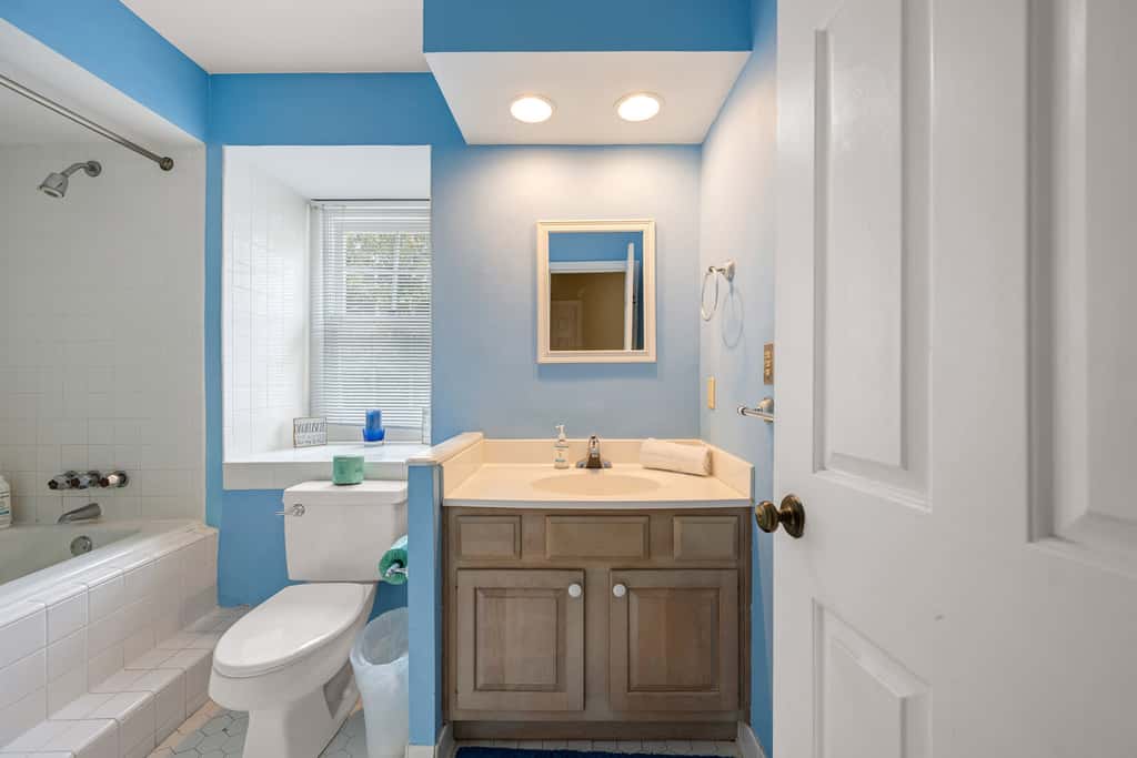 Dog-friendly ,golf course views, pool,beach nearby