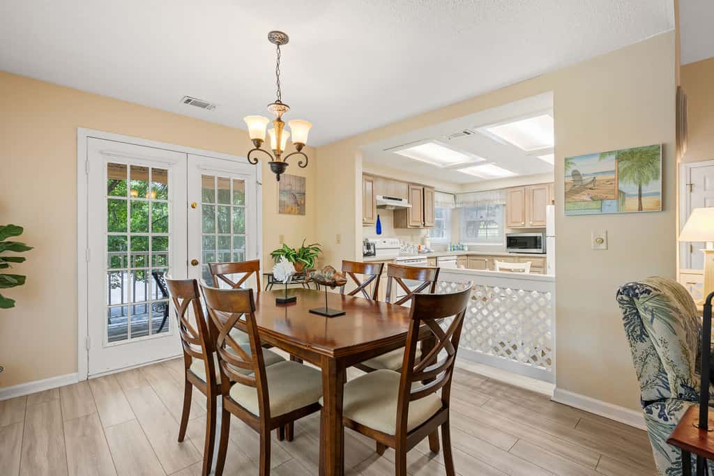 Dog-friendly ,golf course views, pool,beach nearby