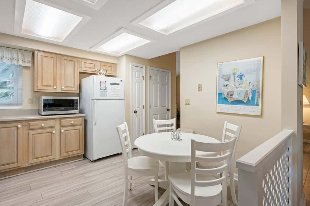Dog-friendly ,golf course views, pool,beach nearby