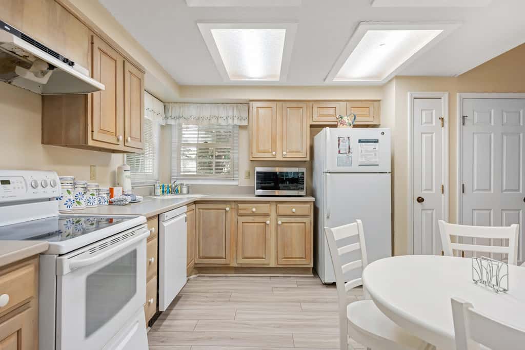 Dog-friendly ,golf course views, pool,beach nearby