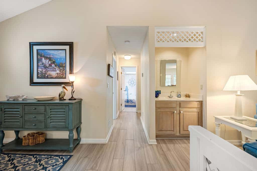 Dog-friendly ,golf course views, pool,beach nearby