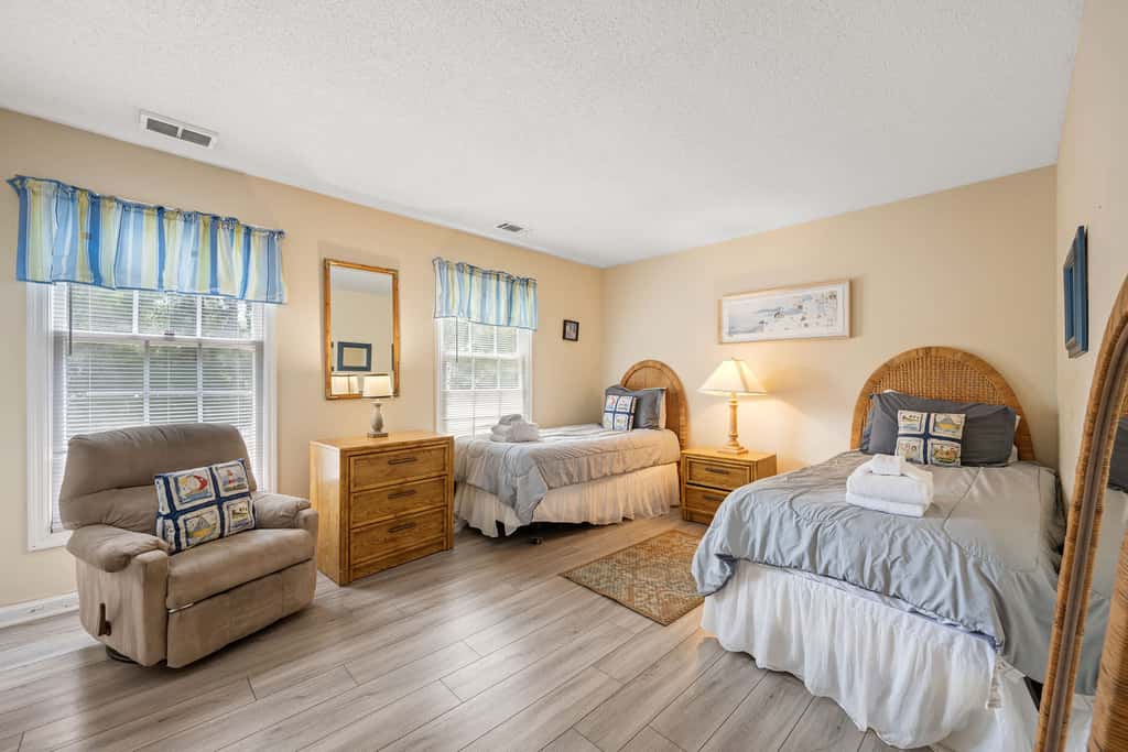 Dog-friendly ,golf course views, pool,beach nearby