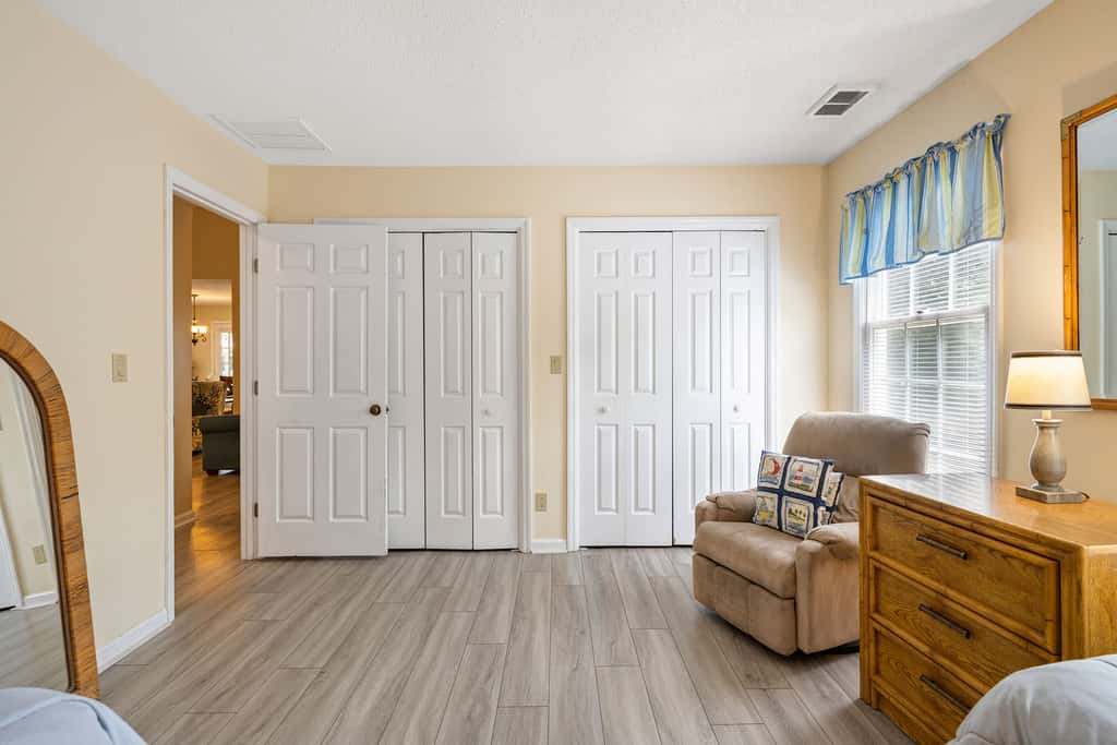 Dog-friendly ,golf course views, pool,beach nearby