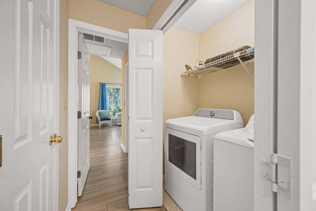 Dog-friendly ,golf course views, pool,beach nearby