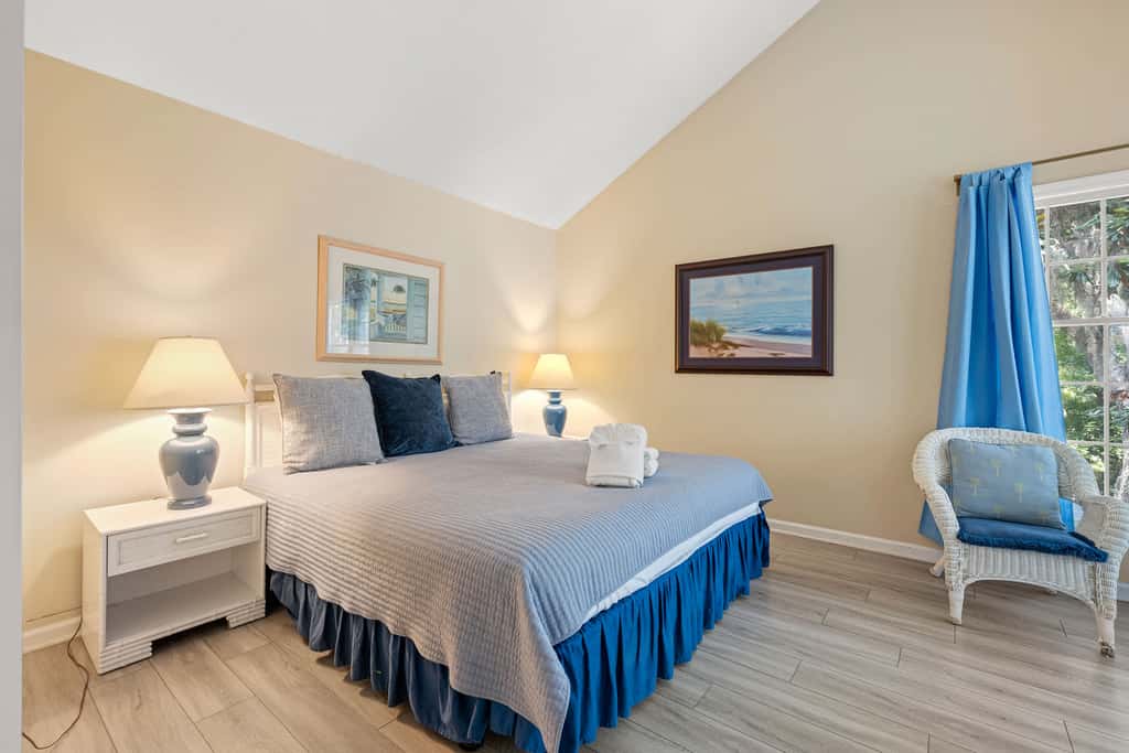 Dog-friendly ,golf course views, pool,beach nearby