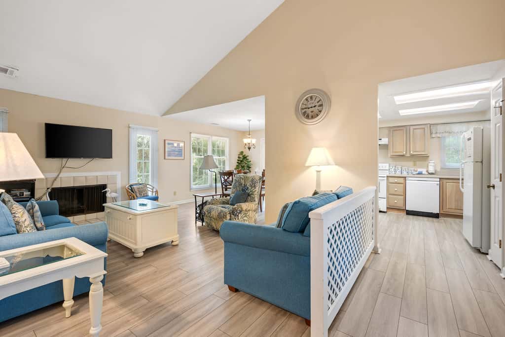 Dog-friendly ,golf course views, pool,beach nearby