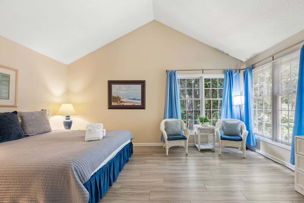 Dog-friendly ,golf course views, pool,beach nearby