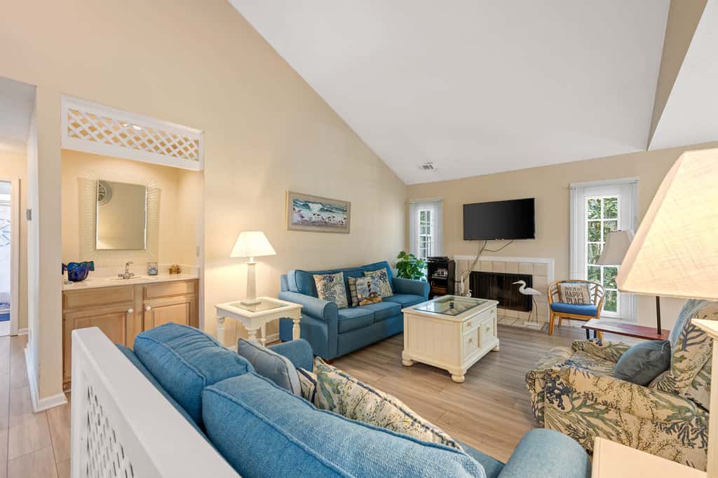 Dog-friendly ,golf course views, pool,beach nearby