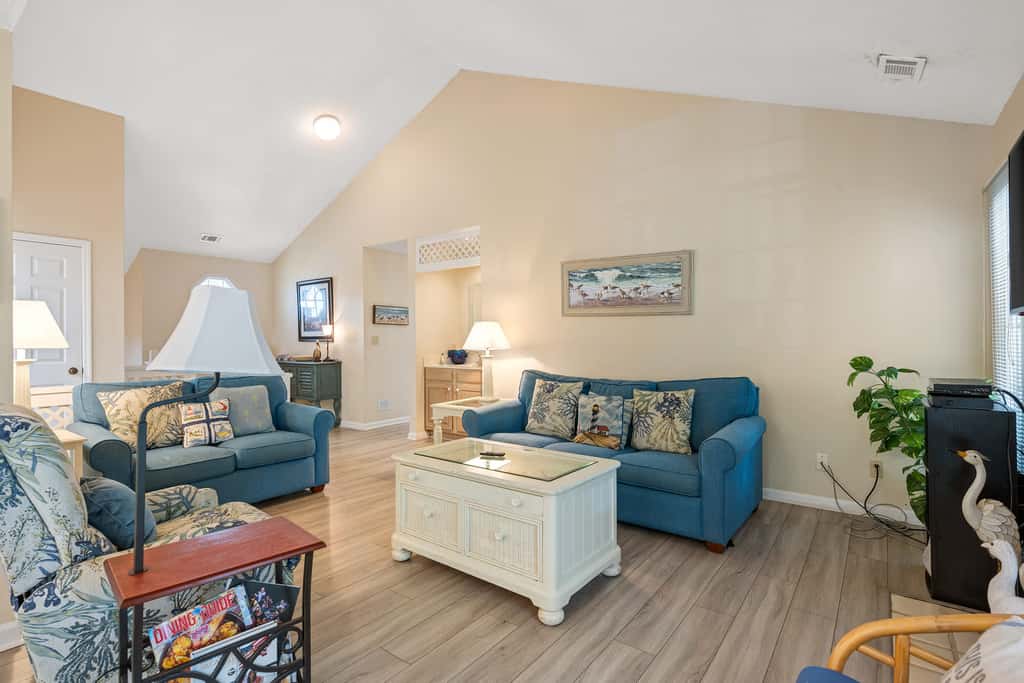 Dog-friendly ,golf course views, pool,beach nearby