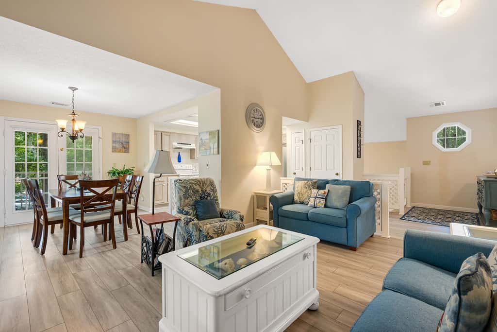 Dog-friendly ,golf course views, pool,beach nearby