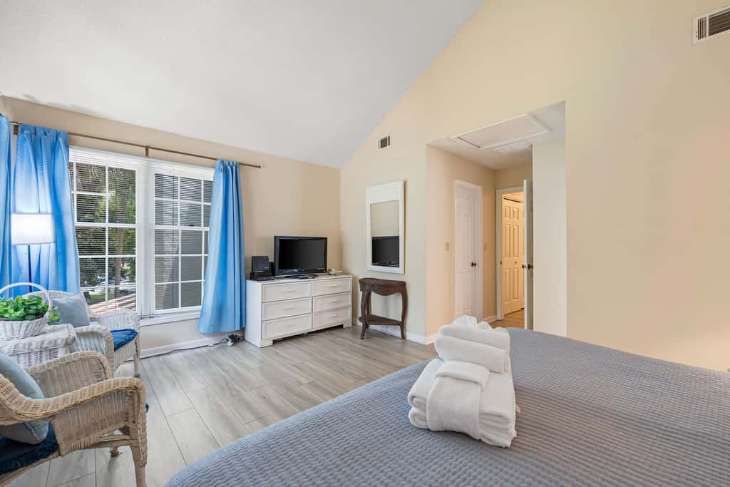 Dog-friendly ,golf course views, pool,beach nearby