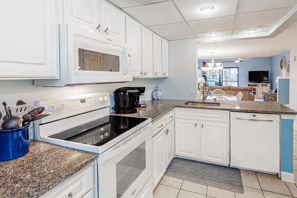 Multi-Level Townhouse with Pool, Hot Tub, & Tennis - Walk to the Beach