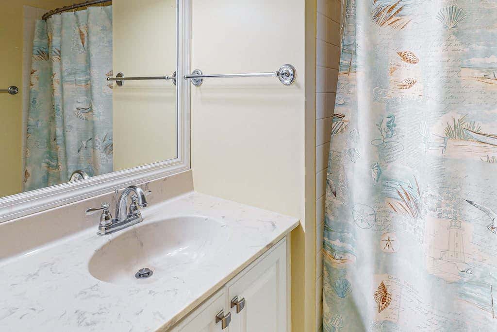 Multi-Level Townhouse with Pool, Hot Tub, & Tennis - Walk to the Beach