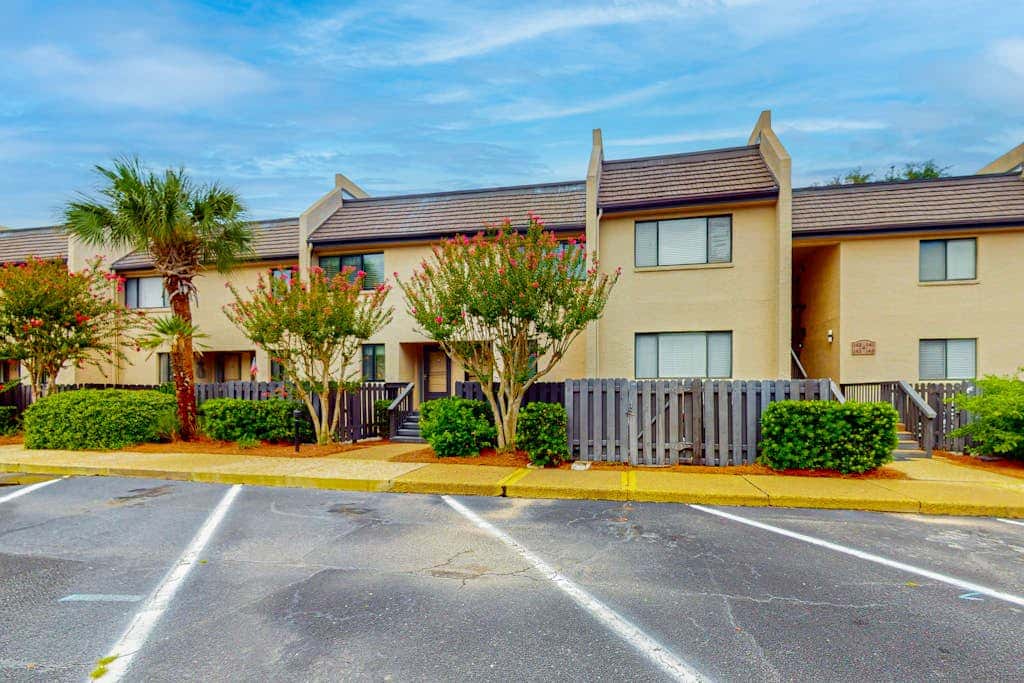 Multi-Level Townhouse with Pool, Hot Tub, & Tennis - Walk to the Beach