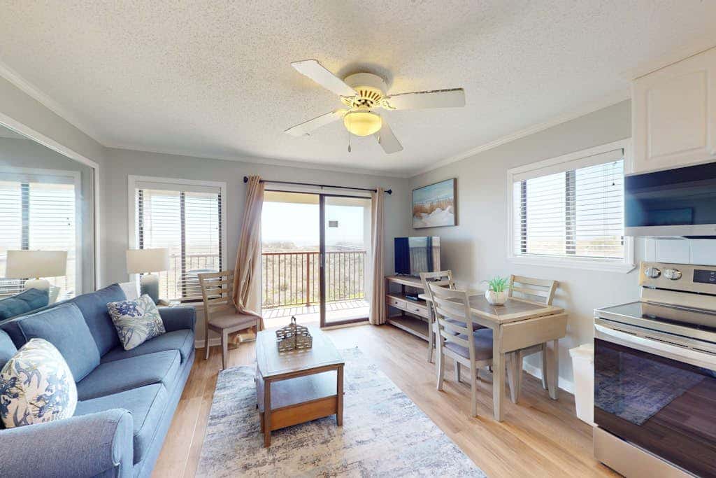 1st floor condo near the beach with pool, tennis, balcony, gym, streaming, WD