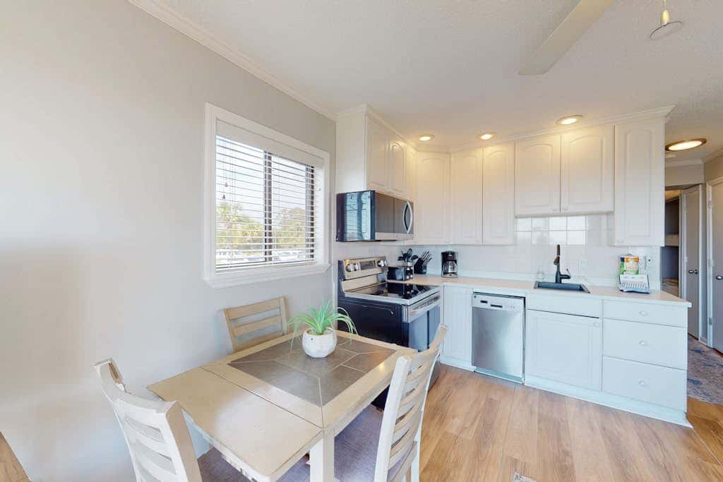 1st floor condo near the beach with pool, tennis, balcony, gym, streaming, WD