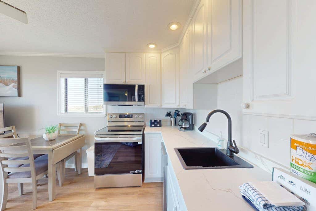 1st floor condo near the beach with pool, tennis, balcony, gym, streaming, WD