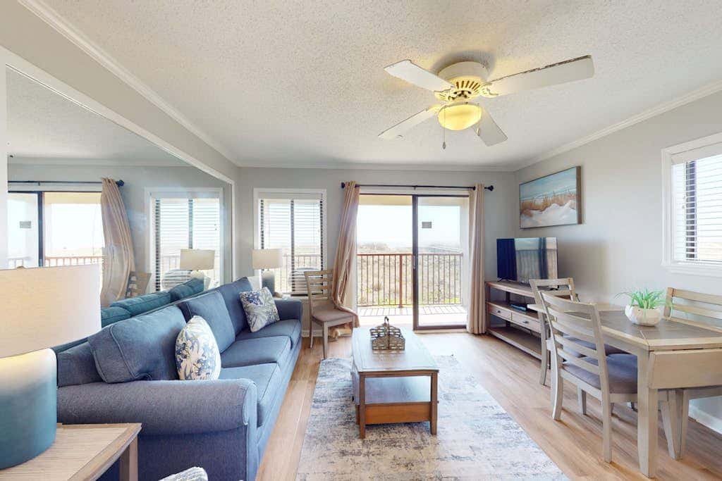 1st floor condo near the beach with pool, tennis, balcony, gym, streaming, WD