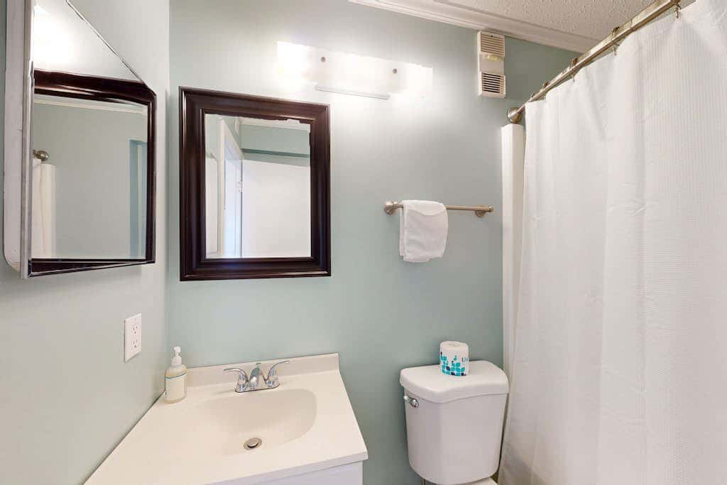 1st floor condo near the beach with pool, tennis, balcony, gym, streaming, WD