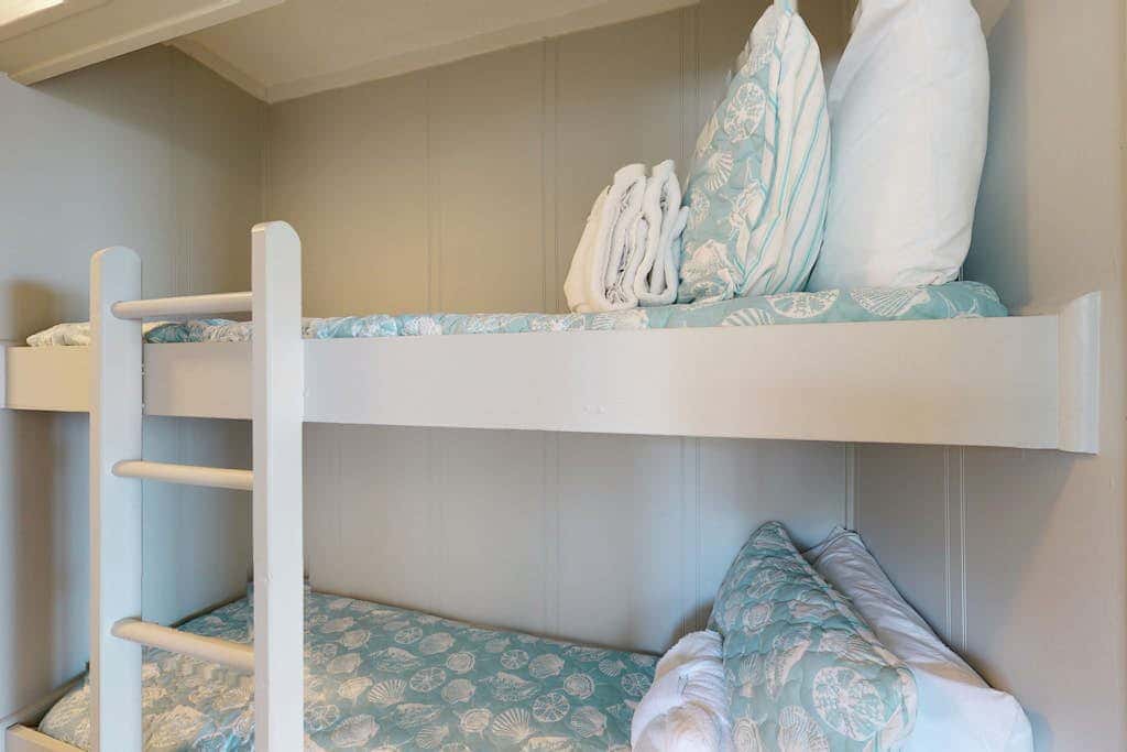 1st floor condo near the beach with pool, tennis, balcony, gym, streaming, WD