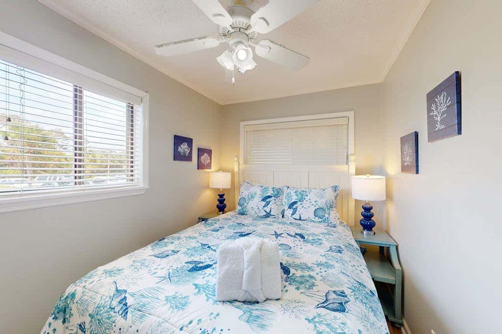 1st floor condo near the beach with pool, tennis, balcony, gym, streaming, WD