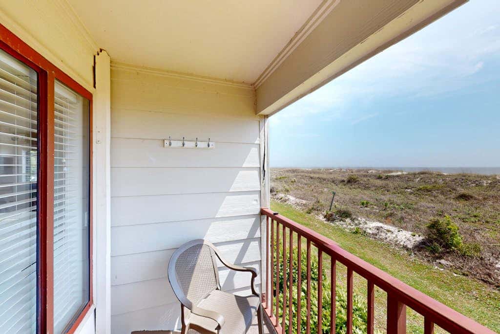 1st floor condo near the beach with pool, tennis, balcony, gym, streaming, WD