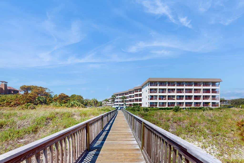 1st floor condo near the beach with pool, tennis, balcony, gym, streaming, WD
