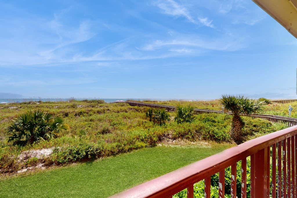 1st floor condo near the beach with pool, tennis, balcony, gym, streaming, WD